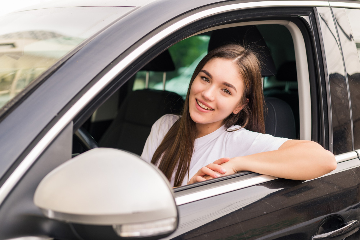 https://api.arval.preprod.italy.xtl.nl/uploads/2024/02/young-pretty-woman-driving-her-car-trip-road-1.jpg